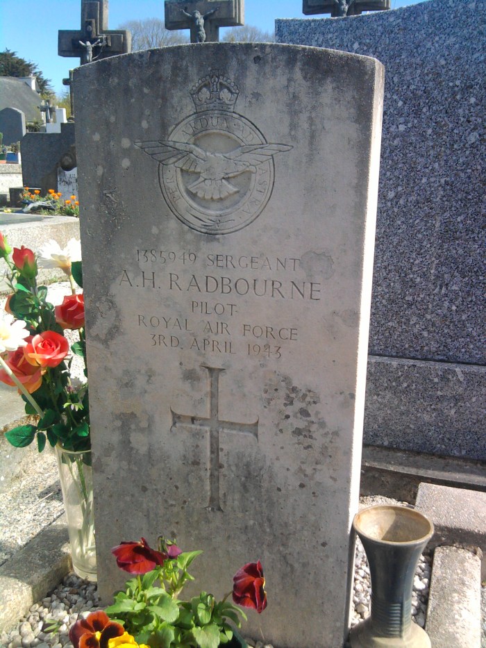 tombe du pilote de la RAF tombé à Moëlan © gaelle kermen 2012