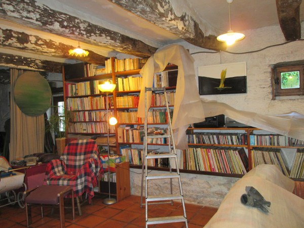 Début du décapage des poutres, pas simple quand la pièce où on le fait est habitée. Tout à la main, brosse métallique, grattoir, acide chlorhydrique final.