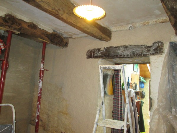Enduit de chaux, sable, chanvre (1 tiers de chaque) au dessus du linteau du passage et dans le coin de la cheminée.
