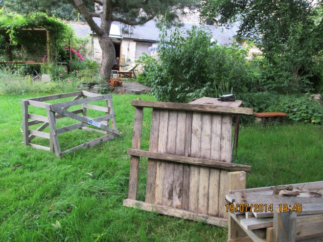 palette en cours de démontage pour faire une jardinière à pied