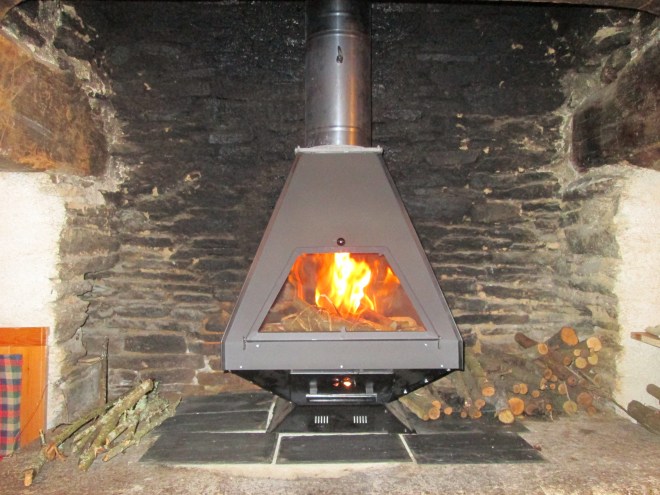 L'installation du poêle Taifun a réveillé le salon.